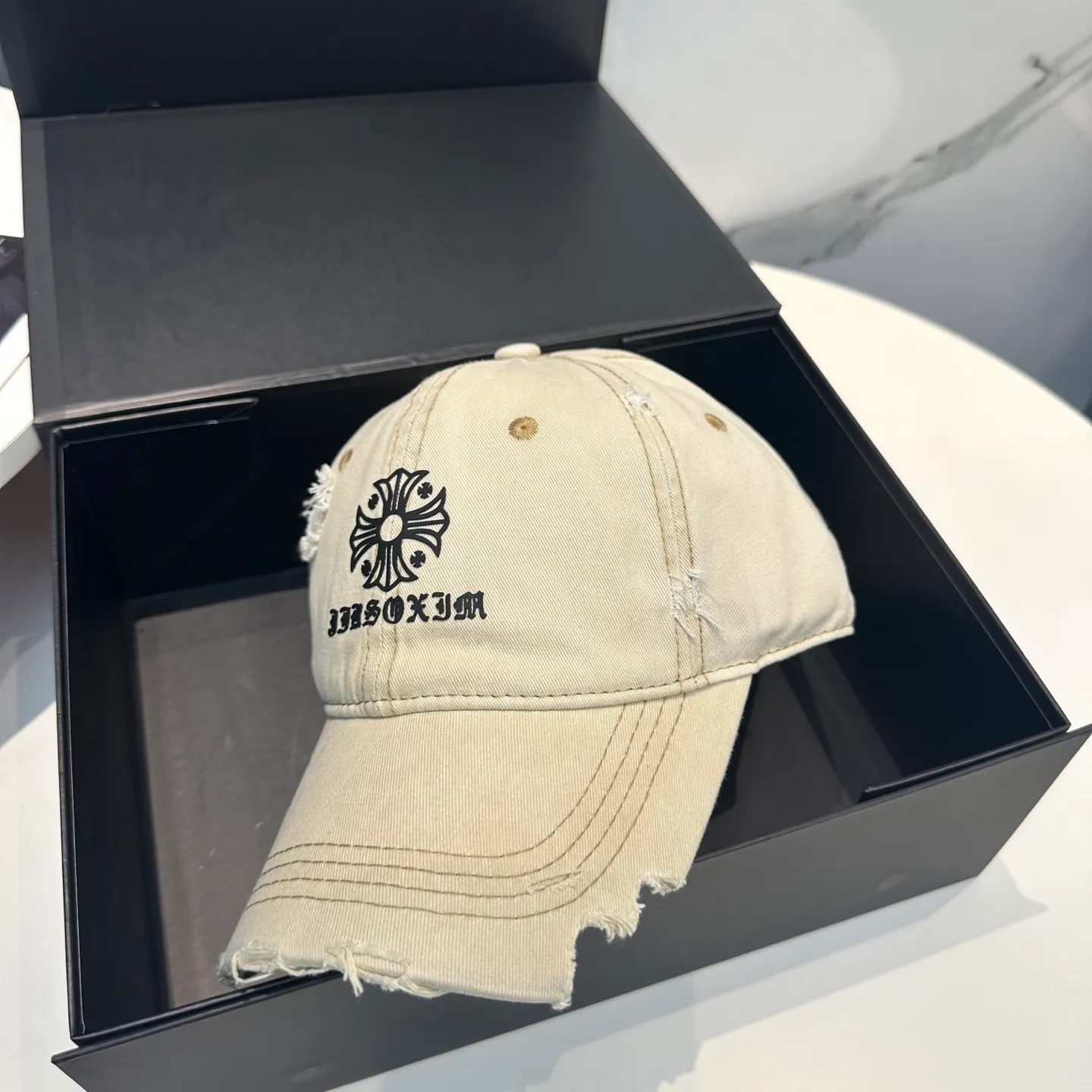 P70 Crow Heart 🆕🆕25 new baseball cap, stylish and classic cross logo, casual with a cool feeling, unisex style, same style for men and women! Very easy to match! Head circumference: 56-58cm is available
